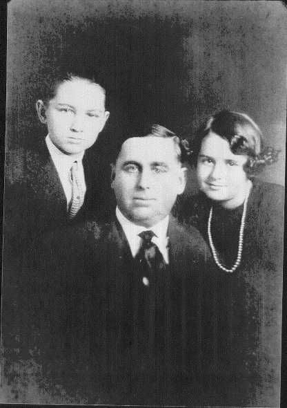 Ralph Gould and his children, about 1920
